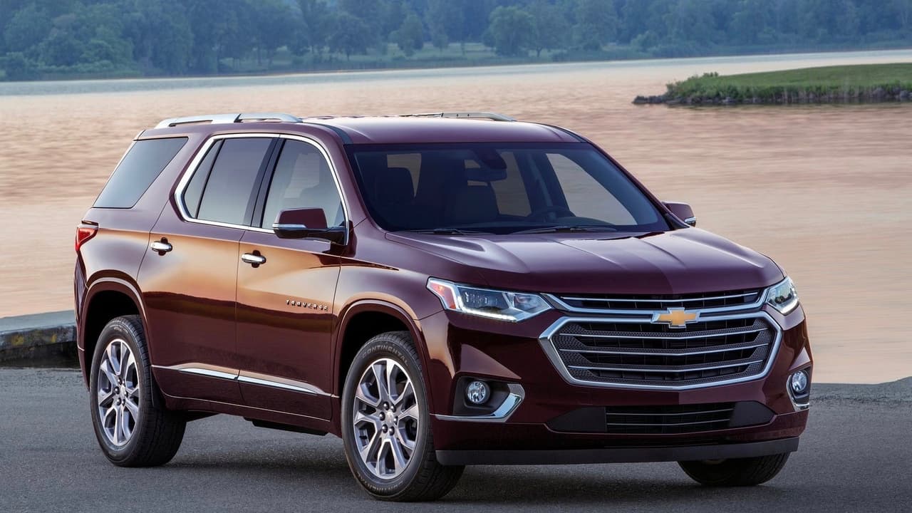 <h3 class="cms-h3-H3">SUV con tres filas de asientos: Chevrolet Traverse.</h3>
<br>
<br>La camioneta familiar de Chevrolet fue reconocida por sus asientos a los que consideraton espaciosos y versátiles, toda la tecnología estándar con la que cuenta, su espaciosa área de carga y el hecho de que se comporta como un auto de menos tamaño, a pesar de que no consideraron exitantes sus dinámicas de manejo.
<br>
<br>Finalistas: 
<b><a href="https://www.univision.com/noticias/buick/la-buick-enclave-2018-buscar-ser-una-verdadera-alternativa-a-las-camionetas-de-marcas-foraneas" target="_blank">Buick Enclave</a></b> y 
<b>Honda Pilot</b>.
<b> </b>