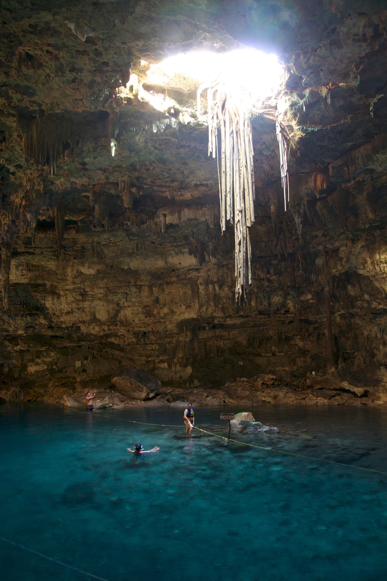 El cenote Samula queda muy cerca al poblado de Dzitnup. Al lugar se accede a través de unas escaleras de piedra y madera. Las estructuras que cuelgan del agujero en la cúpula son raíces de un árbol. Se recomienda visitarlo entre las 12 pm y 2 pm, para ver entrar la luz en todo su esplendor. Se dice que el domingo es el día de mayores visitas, así que intenta ir otro día.