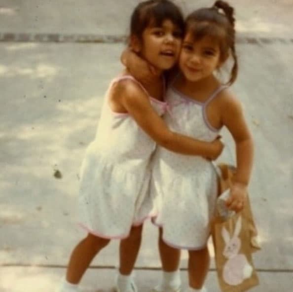Kourtney y Kim Kardashian, de nenas.