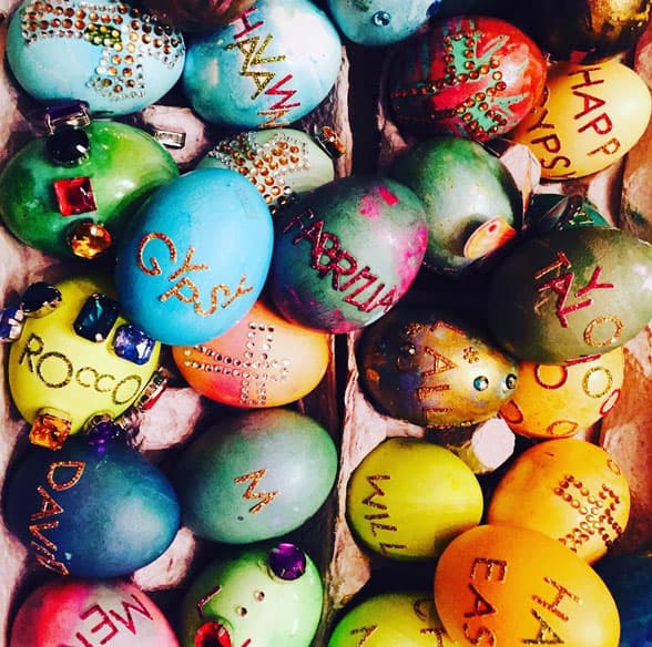 Madonna también decoró muchísimos huevos, con todo y nombre de sus hijos.