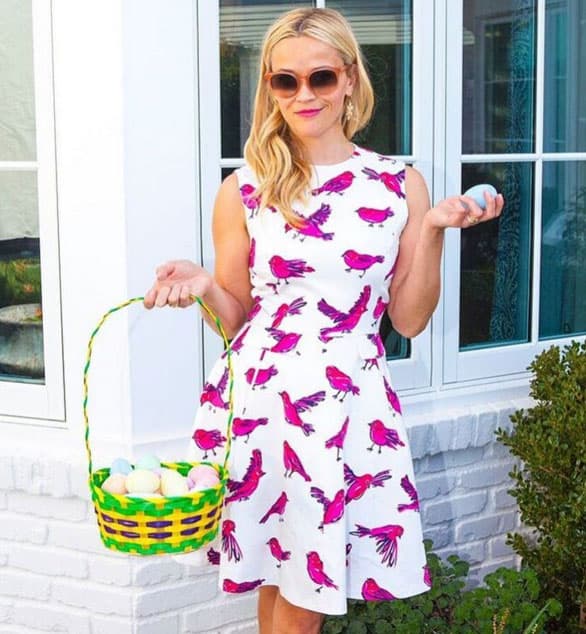 Reese Witherspoon con una canasta llena de huevos.