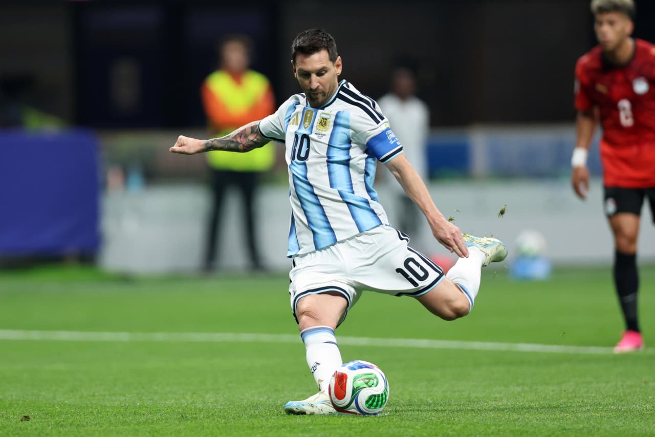 Lionel Messi, de Argentina, lanza un penalti pero falla durante el partido de octavos de final del Mundial entre Argentina y Egipto en Atlanta, el martes 7 de julio de 2026.