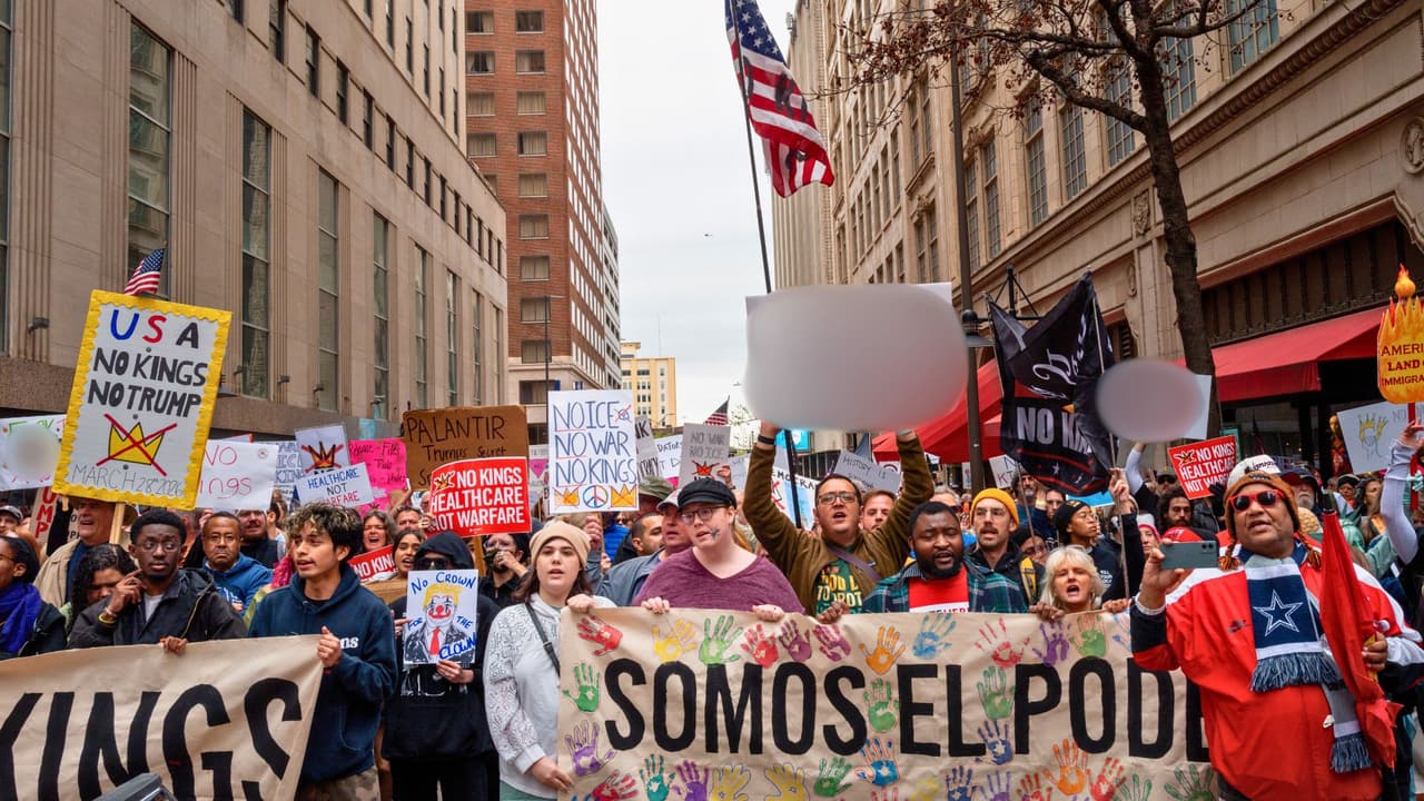 <h3 class="cms-H3-H3">Protestas No Kings en Dallas: consignas, marcha y tensión</h3> En Dallas, la movilización comenzó en City Hall Plaza y 
<b>avanzó por calles del centro.</b> 
<br>Durante la mañana y el mediodía, los manifestantes 
<b>levantaron pancartas hechas a mano y corearon consignas como “No al veto, no a la guerra, santuario para todos”.</b> 
<br>Algunos participantes compartieron 
<b>historias personales relacionadas con la migración</b> mientras caminaban por el centro. 
<br>La jornada cambió en horas de la tarde:
<b> la policía intervino y al menos una persona fue detenida.</b>