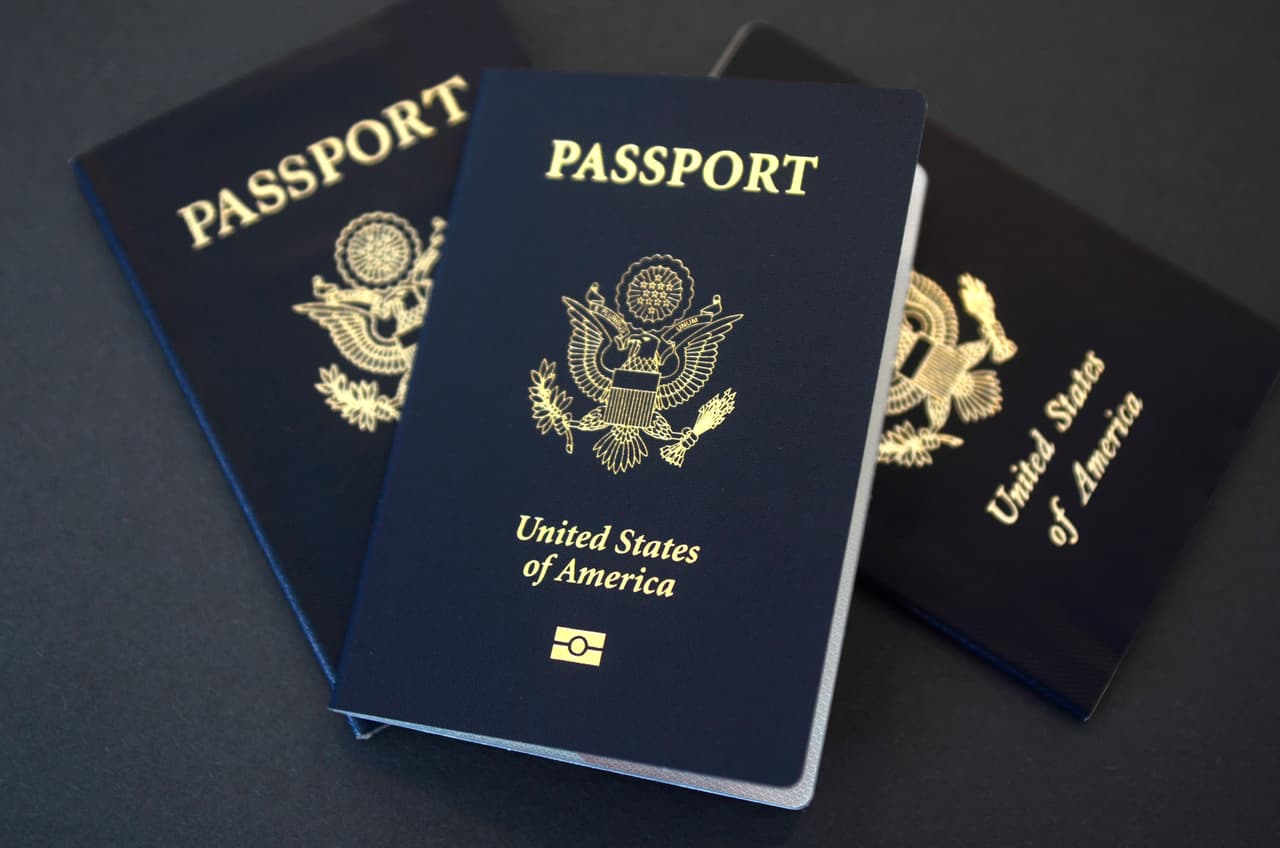 <h3 class="cms-H3-H3">Cuatro opciones para solicitar el pasaporte en tarjeta</h3>
<br>
<br>1. Presenta la solicitud por primera vez desde la 
<a href="https://travel.state.gov/content/travel/en/passports/need-passport/apply-in-person.html" target="_blank">página oficial de aplicación</a>.
<br>
<br>2. Haz la solicitud para tus hijos o personas 
<a href="https://travel.state.gov/content/travel/en/passports/need-passport/under-16.html" target="_blank">menores de 16 años</a>.
<br>
<br>3. Renueva tu pasaporte como adulto 
<a href="https://travel.state.gov/content/travel/en/passports/have-passport/renew.html" target="_blank">por correo</a>. 
<br>
<br>4. 
<a href="https://travel.state.gov/content/travel/en/passports/have-passport/change-correct.html" target="_blank">Cambia tu nombre o corrige un error</a> en el documento.