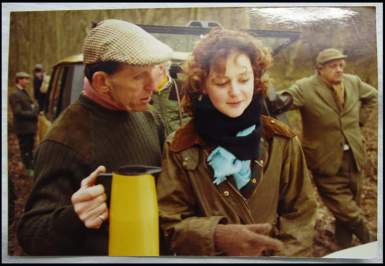 Disfrutando de una bebida caliente para un día en familia.