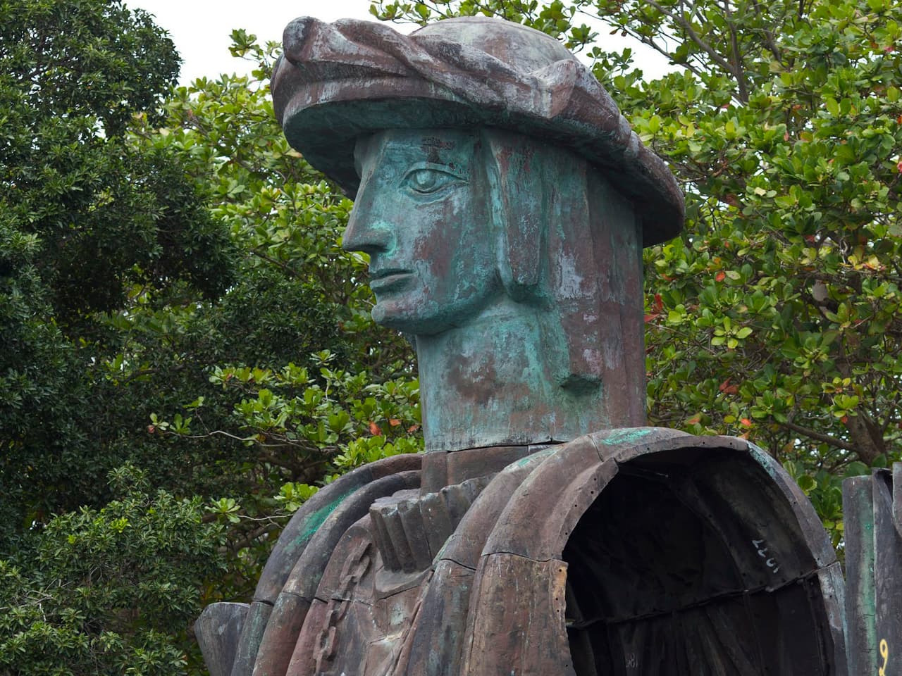 La estatua llegó a Puerto Rico luego de años sin lograr ser montada en Estados Unidos. En el 1998, bajo el mandato del exgobernador Pedro Roselló, se desembolsaron 2.5 millones de dólares en fondos públicos que permitieron su traslado hasta la Isla, territorio descubierto por Cristóbal Colón en 1493.
