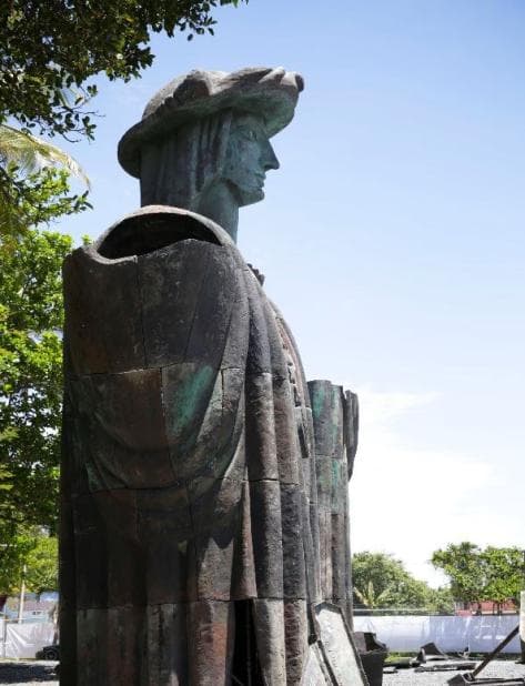 Construida en 1991 por el escultor georgiano-ruso Zurab Tsereteli y obsequiada a los Estados Unidos en la celebración de los 500 años del descubrimiento de América, esta nunca pudo ser levantada en la nación norteamericana por falta de permisos.