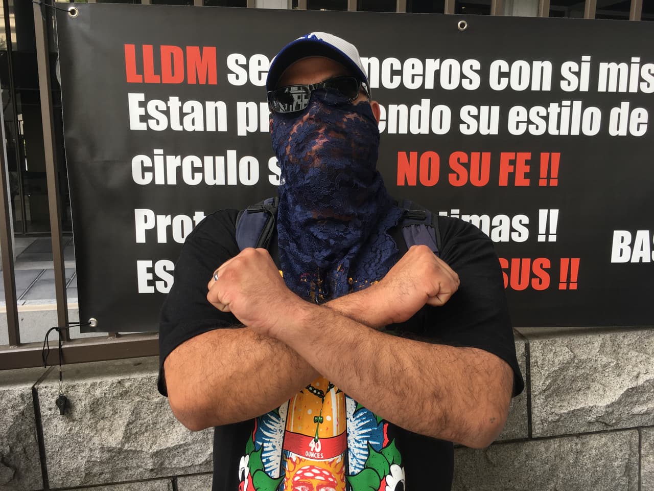 Por miedo a que los simpatizantes del pastor los agredan a ellos o a sus familiares, algunos se cubrieron el rostro con máscaras y con los velos que exige la congregación a las mujeres para cubrirse el cabello al entrar a sus templos.