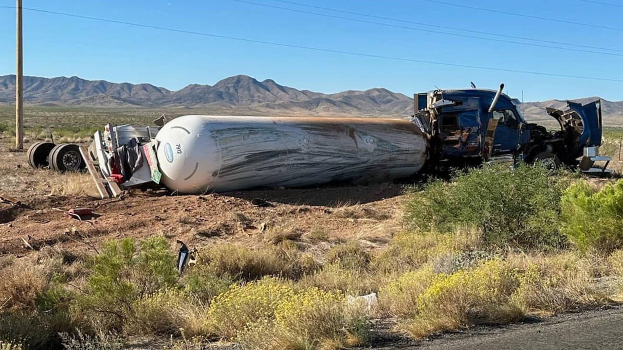 El fuerte encontronazo dejó a ambos conductores atrapados entre los fierros retorcidos de sus unidades, por lo que tuvieron que se extraidos por bomberos para después ser trasladadas en helicóptero a un hospital en Tucson, donde horas más tarde uno de los involucrados falleció.