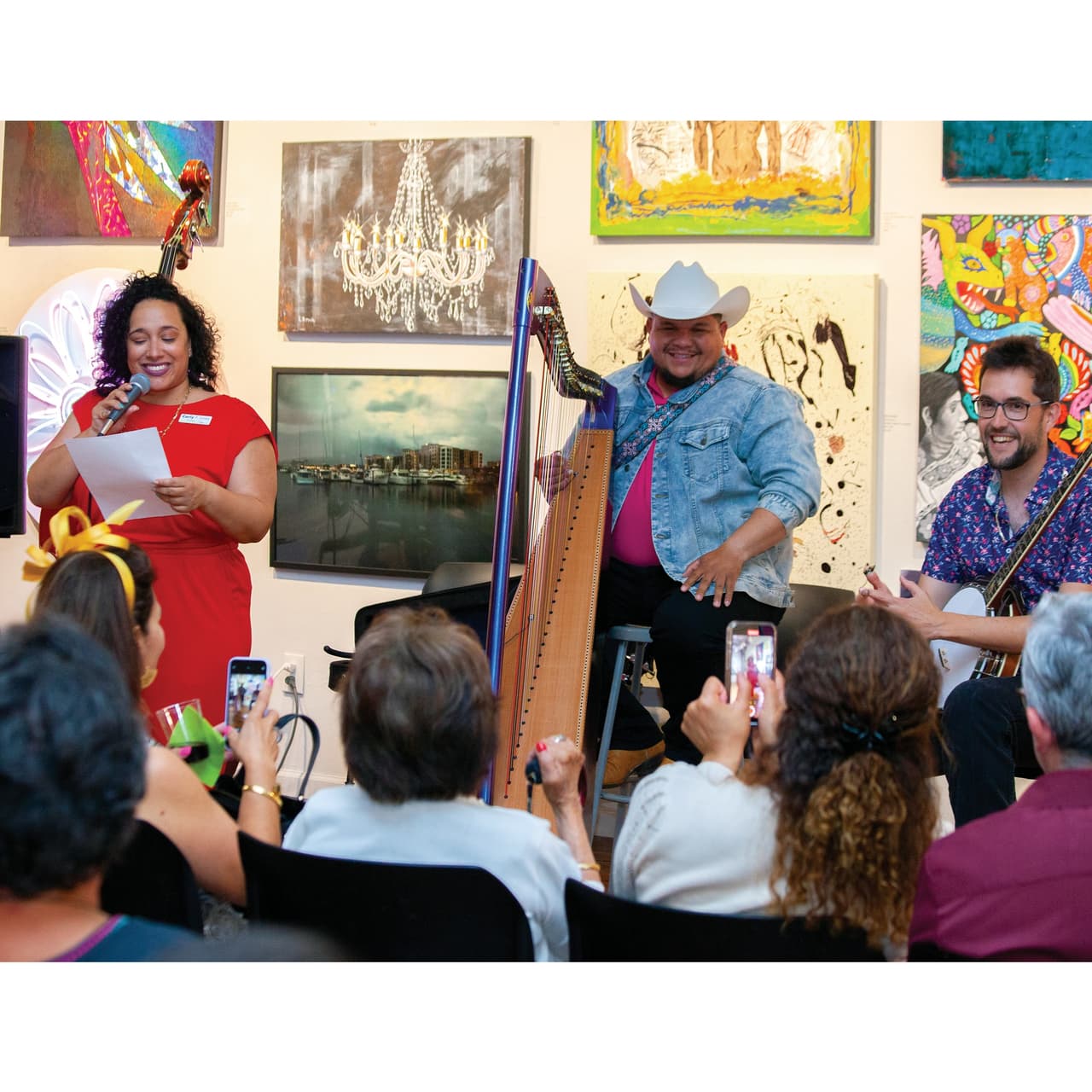 <b><a href="https://artspacenc.org/">Fresh (3 al 25 de junio)</a></b>. Fresh es una celebración de los artistas de Carolina del Norte que no solo incluye una exhibición abierta y con jurado, sino también música en vivo como parte de FRESH Sounds, FRESH Perspectives con paneles de discusión, mesas redondas, charlas de artistas y más, así como programación para familias con FRESH Family Day de Artspace.