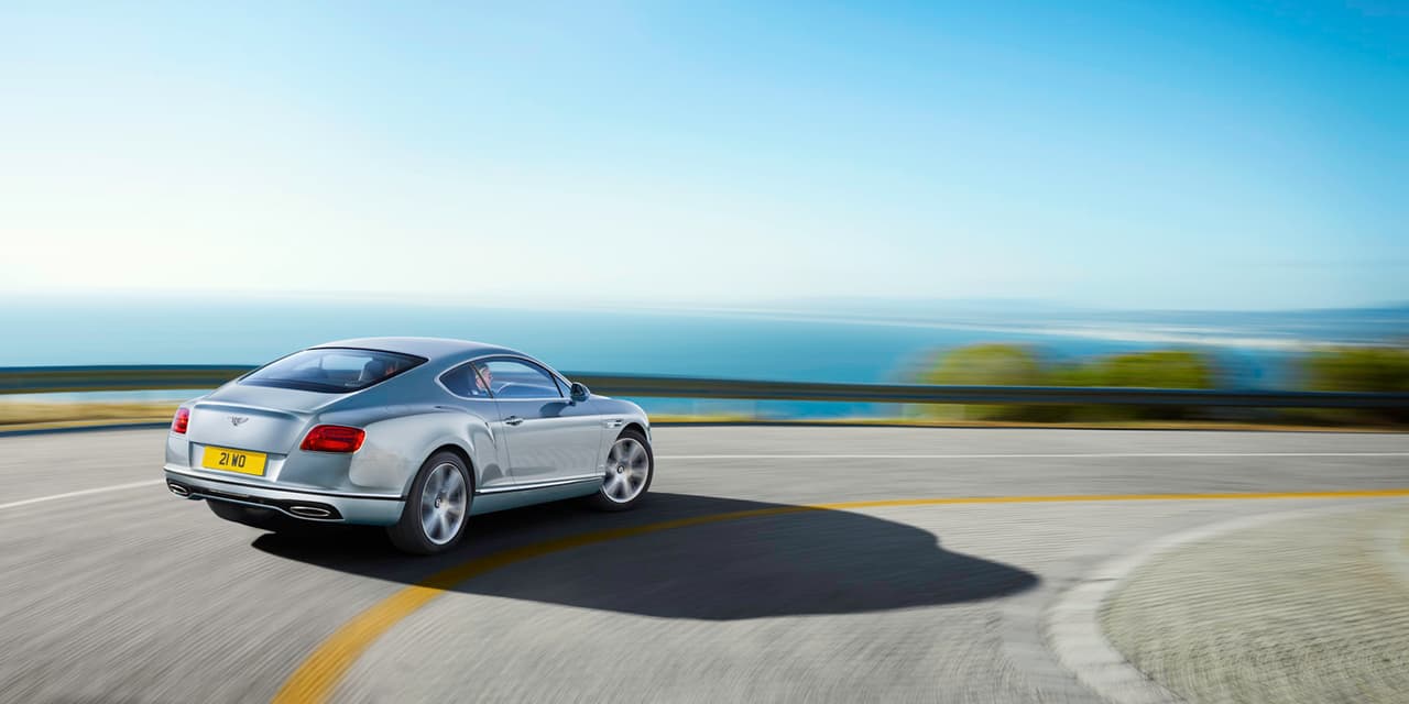 El Bentley Continental GT combina al máximo lujo, por dentro y fuera, y un aspecto deportivo en la parte mecánica. Lleva un motor W12 de dos turbocargadores, que en esta versión fue llevado de 575 a 590 caballos de fuerza.