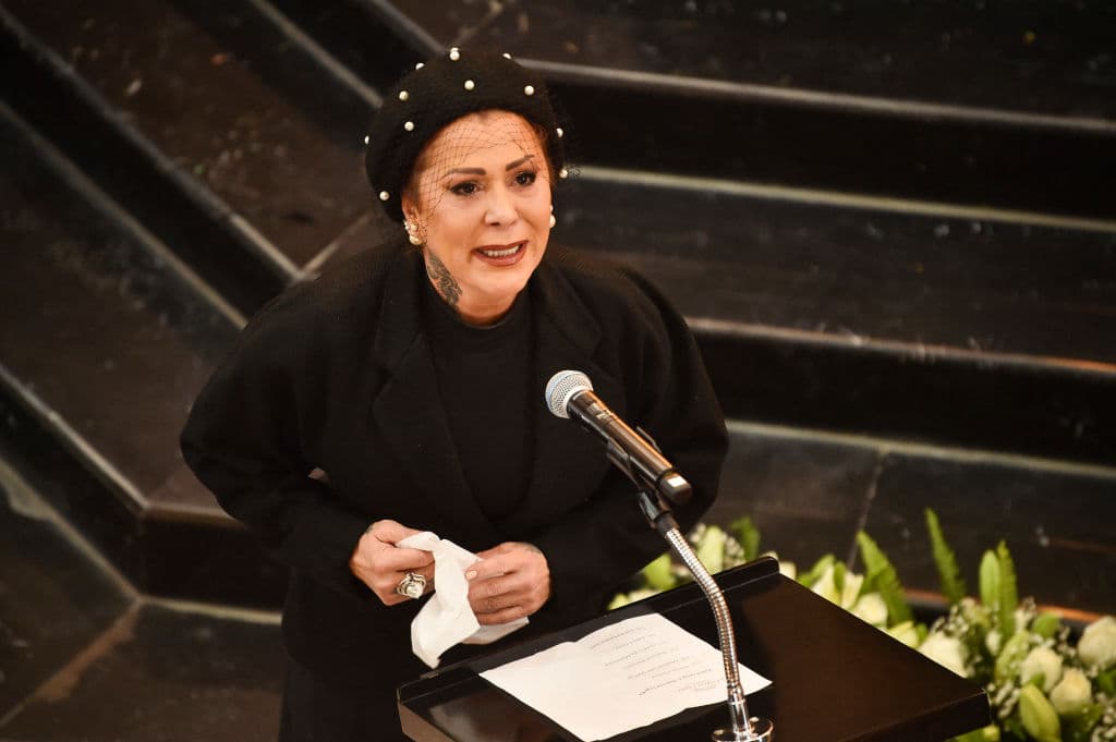 Alejandra Guzmán despidiendo a su madre Silvia Pinal.