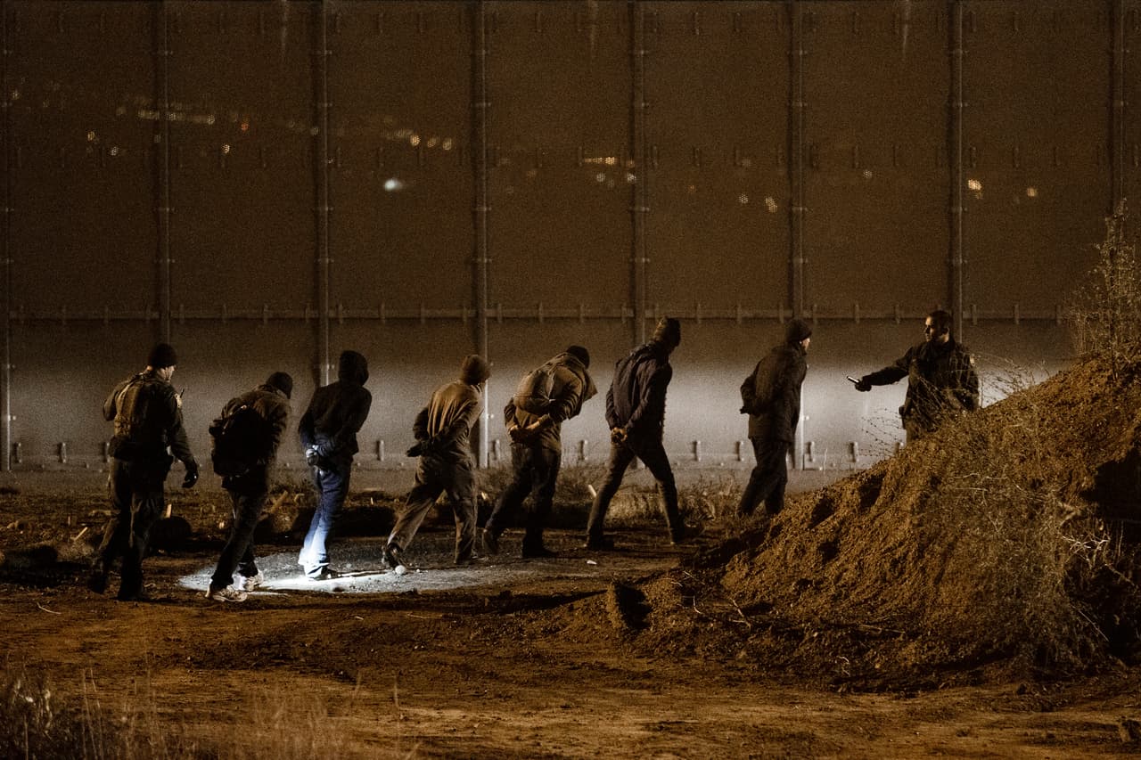 Agentes de la patrulla Fronteriza detienen a migrantes que intentan cruzar ilegalmente la frontera cerca de Tijuana.