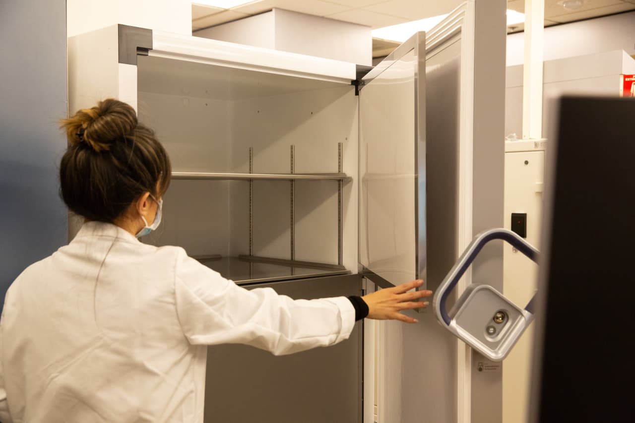 Los congeladores para la vacuna contra el coronavirus llegaron a un centro médico de Kaiser Permanente del Norte de California el viernes 11 de diciembre.