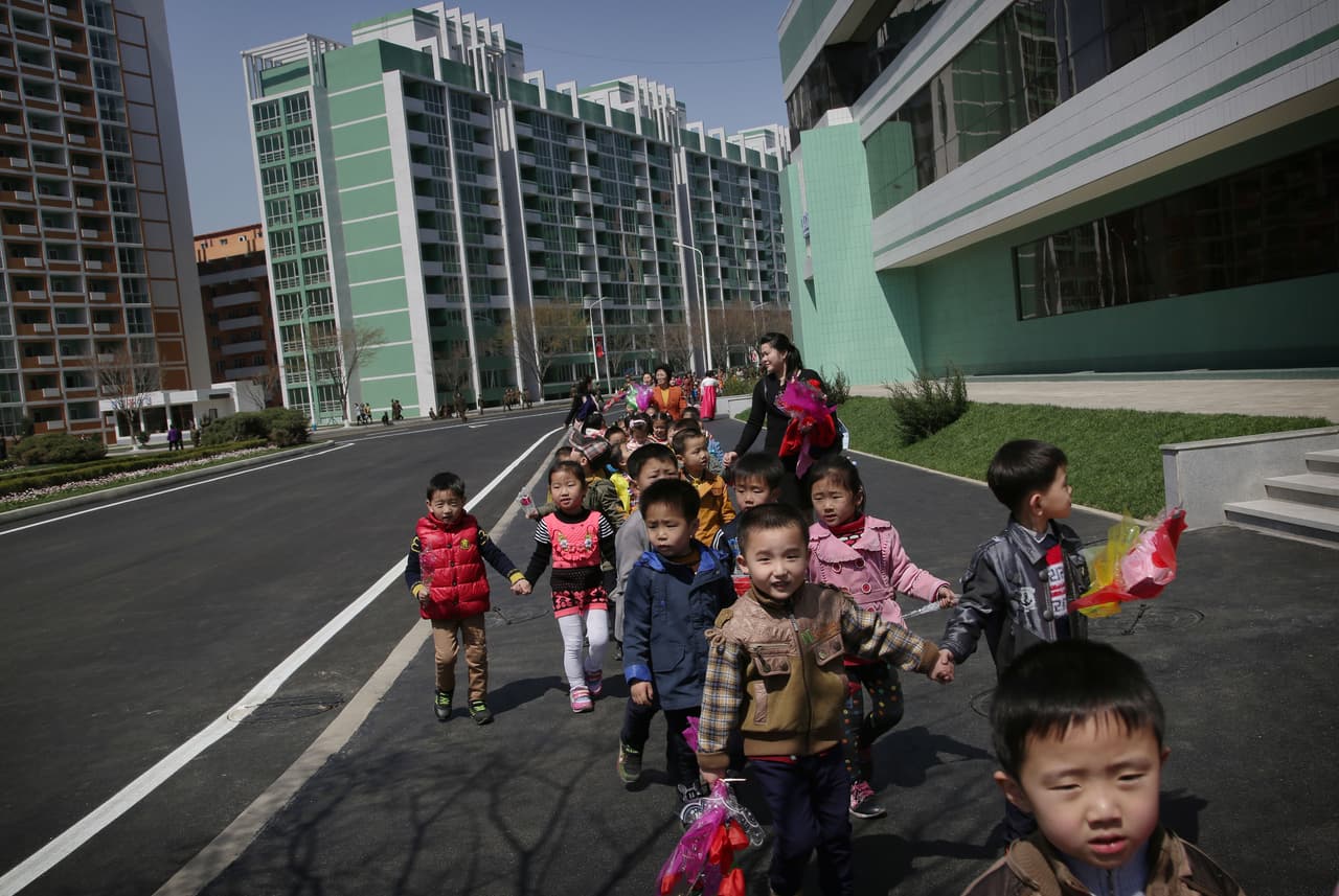 <b>Niños norcoreanos</b> caminan frente a bloques de apartamentos en Pyongyang. Como toda la población de Corea del Norte, los niños está sometidos a a un régimen que los mantiene aislados del resto del mundo, y el constante peligro de un ataque. 13 de abril de 2017.