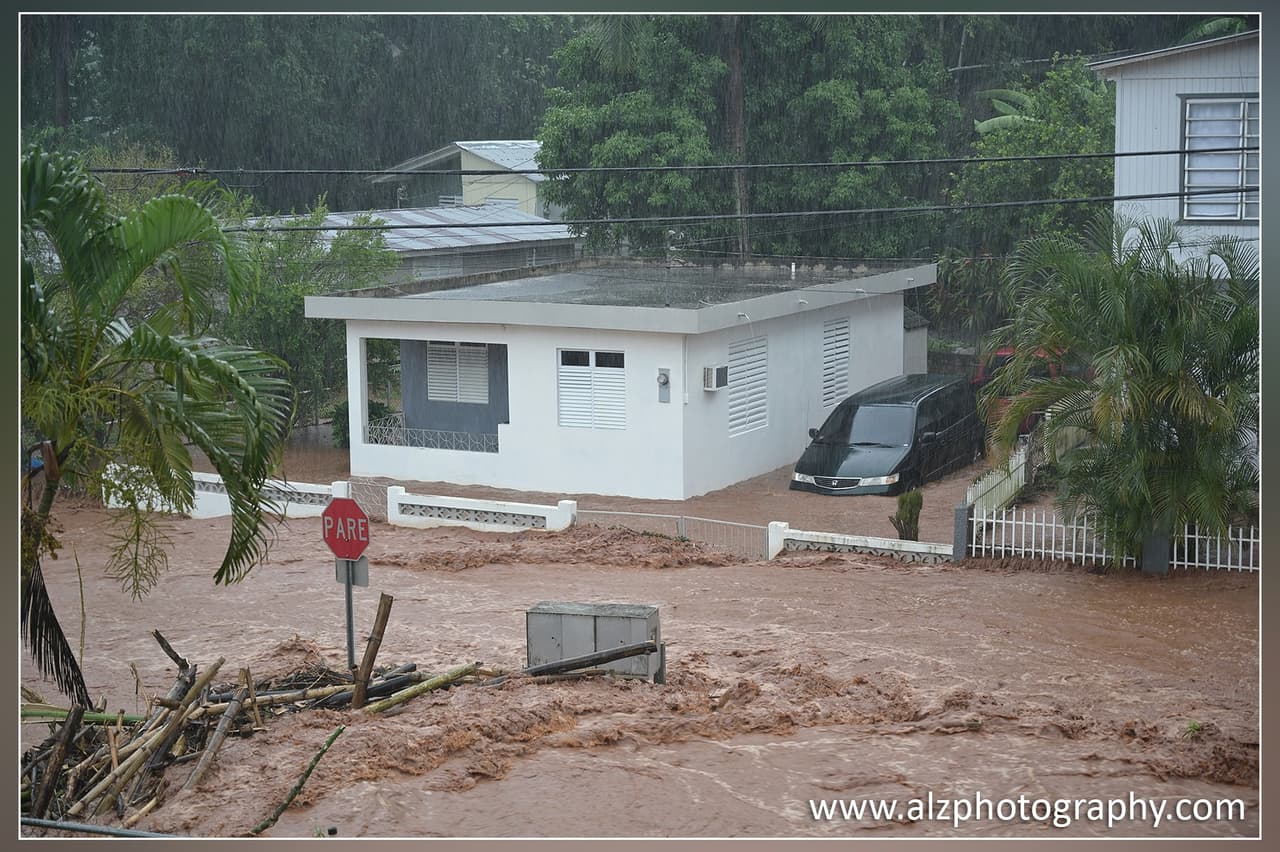 La quebrada se salió completamente de su cauce y comenzó a subir por las casas cercanas.
