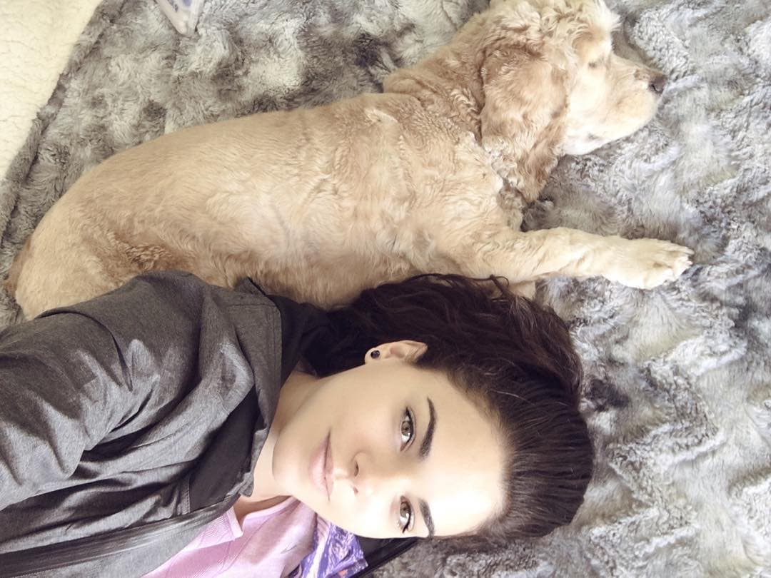 La guapa cubana es amante de los animales y cada vez que puede apoya a fundaciones para cuidar a perros de la calle.