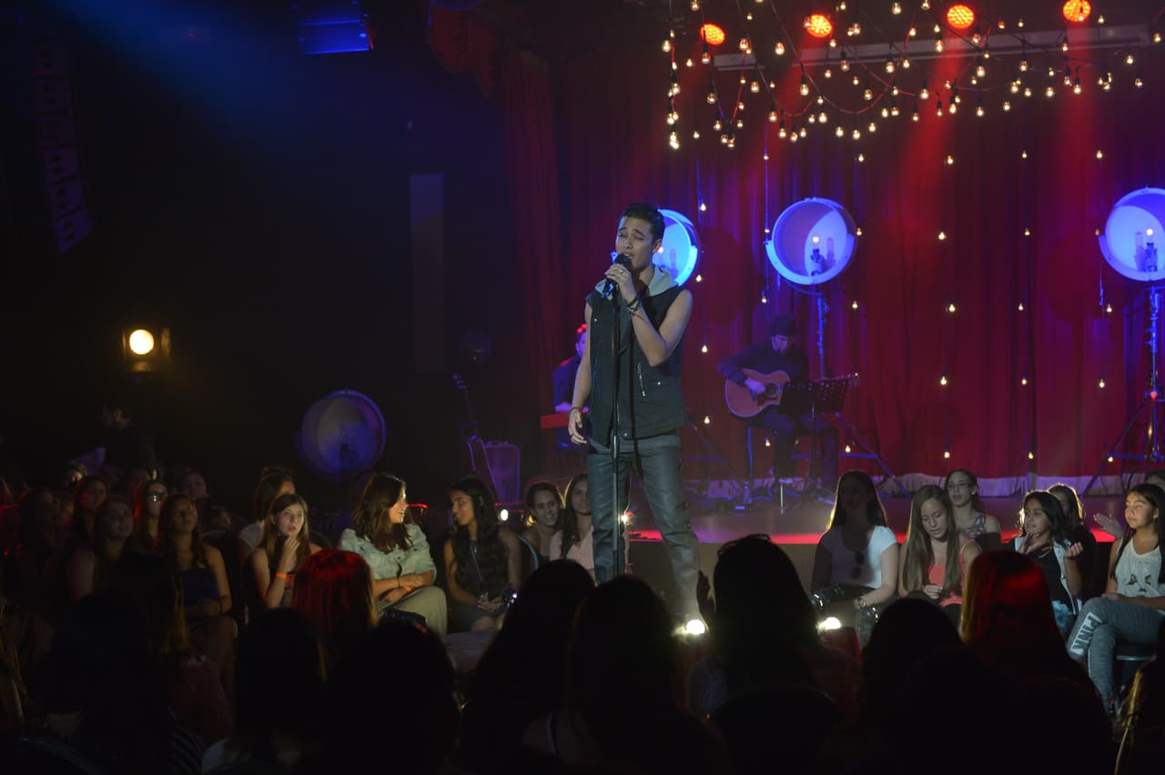 Este chico tiene un alma vieja, pero no dejes que eso te haga dudar de su talento. Joel ha demostrado que quiere estar en La Banda no matter what.