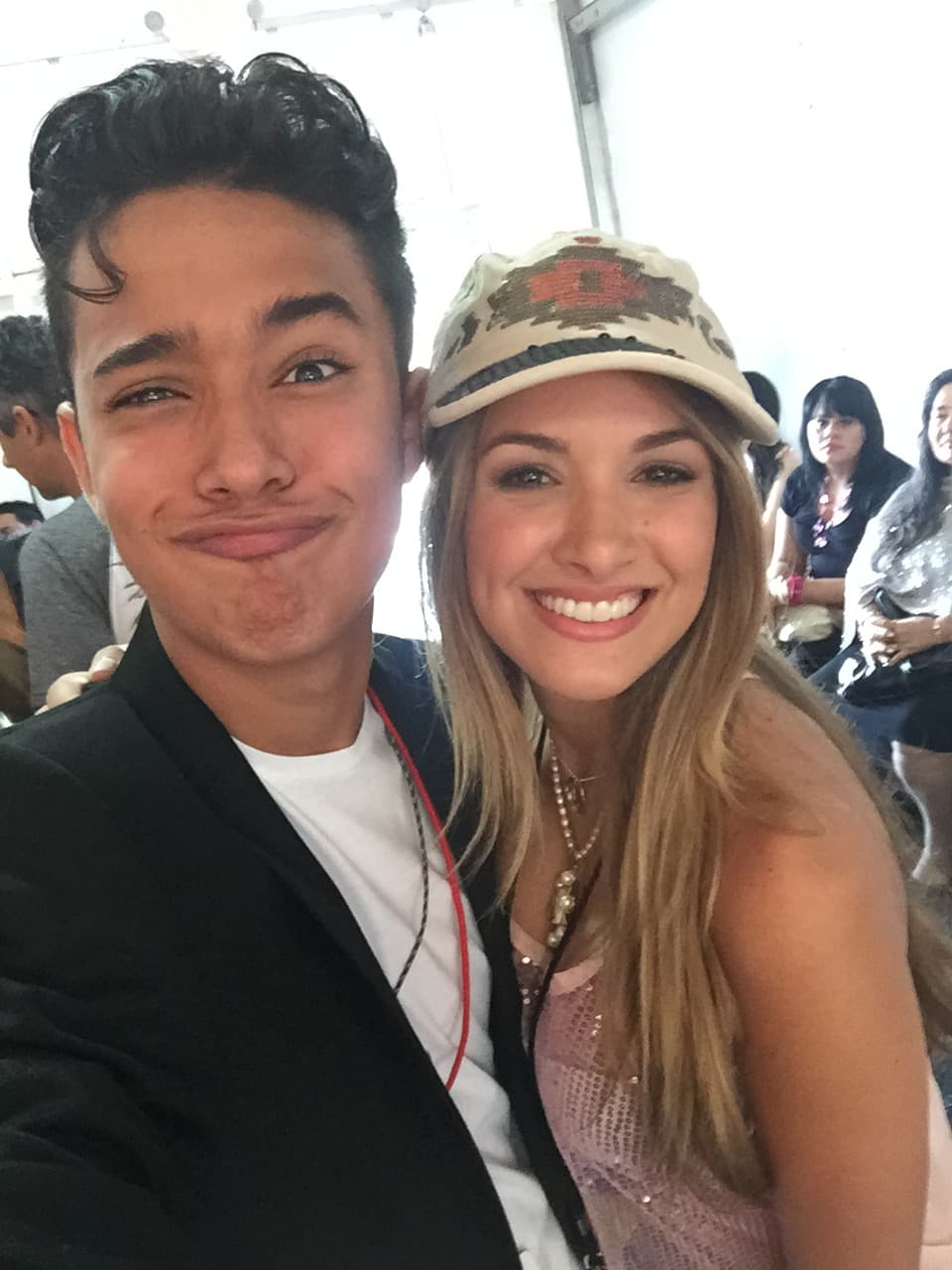 Este chico tiene un alma vieja, pero no dejes que eso te haga dudar de su talento. Joel ha demostrado que quiere estar en La Banda no matter what.