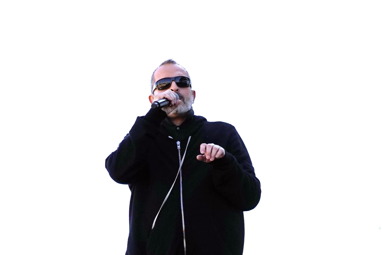 Miguel Bosé preparándose para RiseUp AS ONE en el Cross Border Xpress. (David Maris/Univision)