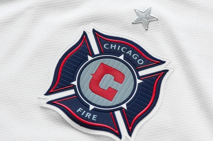 Blanco en el cuerpo, cuidados detalles como el bordado en el escudo. (Chicago Fire)