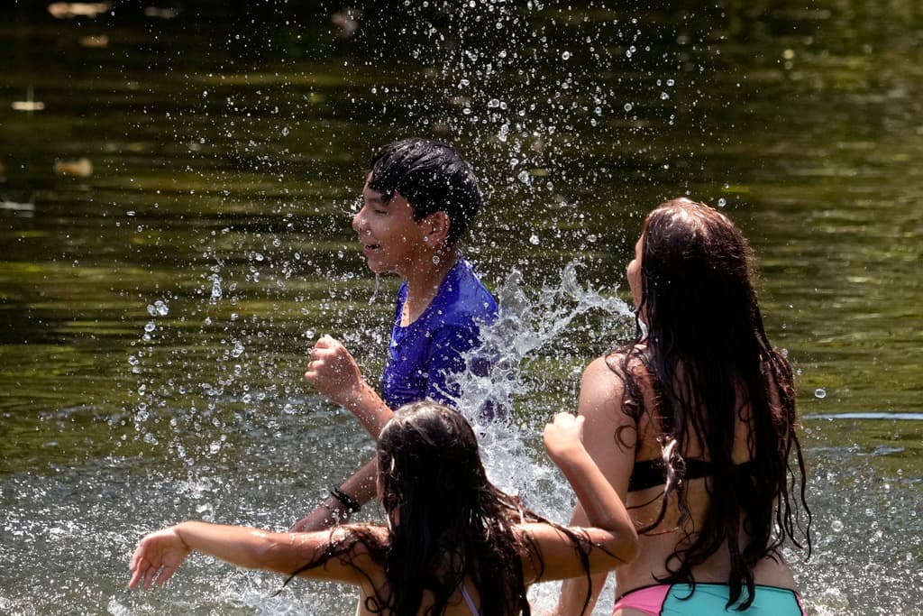 No hay lluvia en el panorama, por lo que 
<b><a href="https://www.univision.com/local/san-antonio-kwex/tiburon-rio-guadalupe-texas-video" target="_blank">el río Guadalupe</a></b> podría ser una 
<b>alternativa a considerar para el fin de semana</b>, cuando se esperan máximas en los 99 y 98 grados Fahrenheit. Mucho sol y mucho calor.