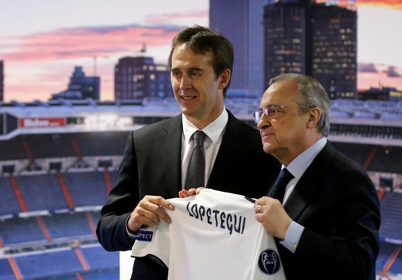 El momento en el que el presidente del Real Madrid, el señor Florentino Pérez, le hace entrega simbólica de la camiseta y de los colores madridistas a quien va a pilotar la nave la siguiente campaña.