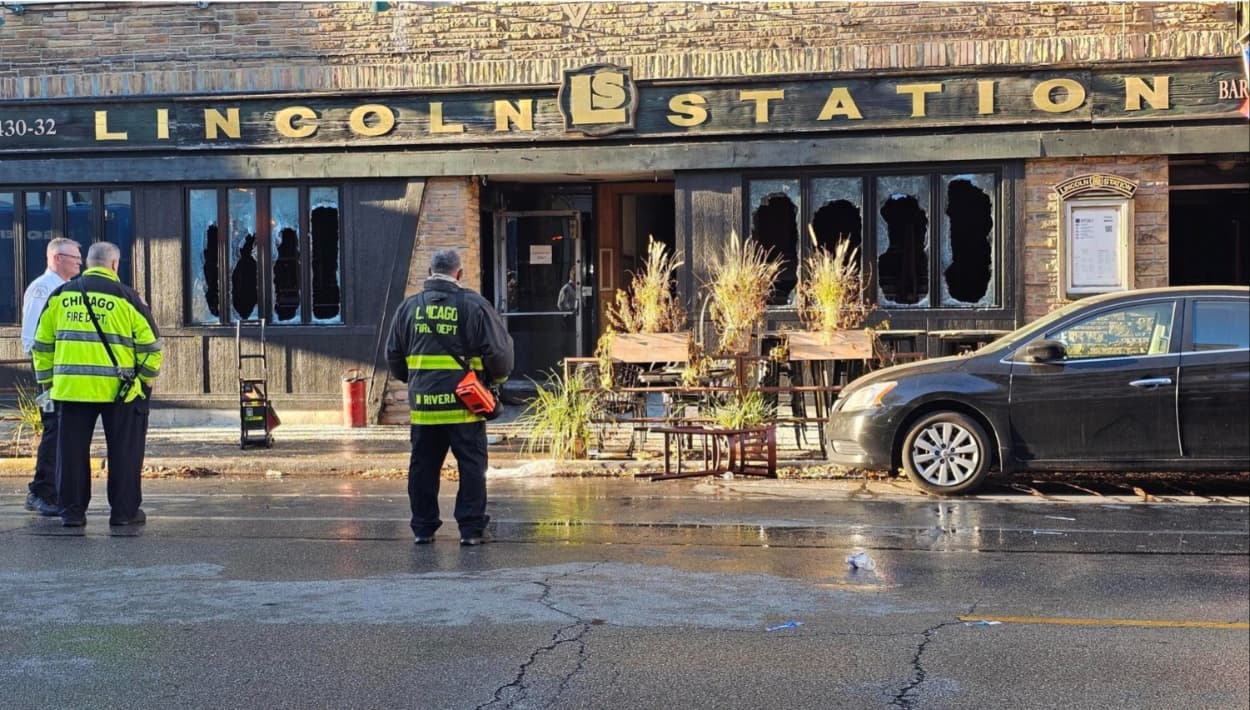 Muere bombero que quedó atrapado entre el fuego de restaurante en Lincoln Park