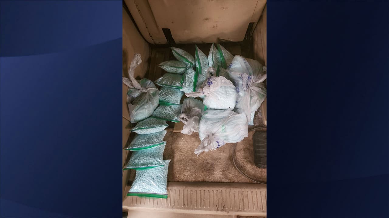 El primer decomiso fue de aproximadamente
<b> 459 libras de metanfetamina</b>; momentos más tarde se lograron asegurar 
<b>148 libras de pastillas de fentanilo</b>, y finalmente se incautaron
<b> 2,55 libras de cocaína.</b>