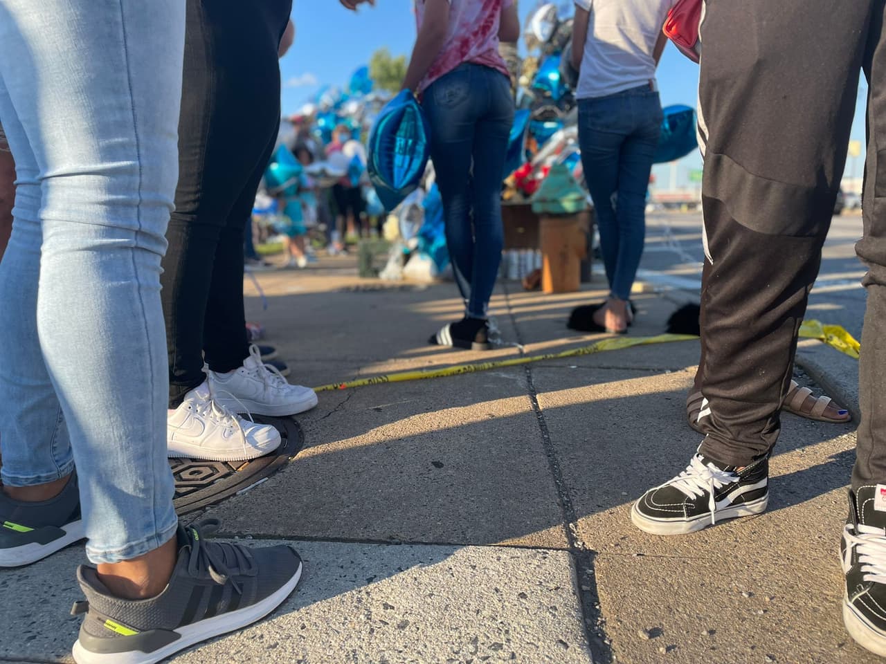 El encintado que marcaba el perímetro de la escena del crimen podía observarse mientras los allegados del joven descrito como un “apasionado del deporte”, se abrazan y recordaban anécdotas. 
<br>