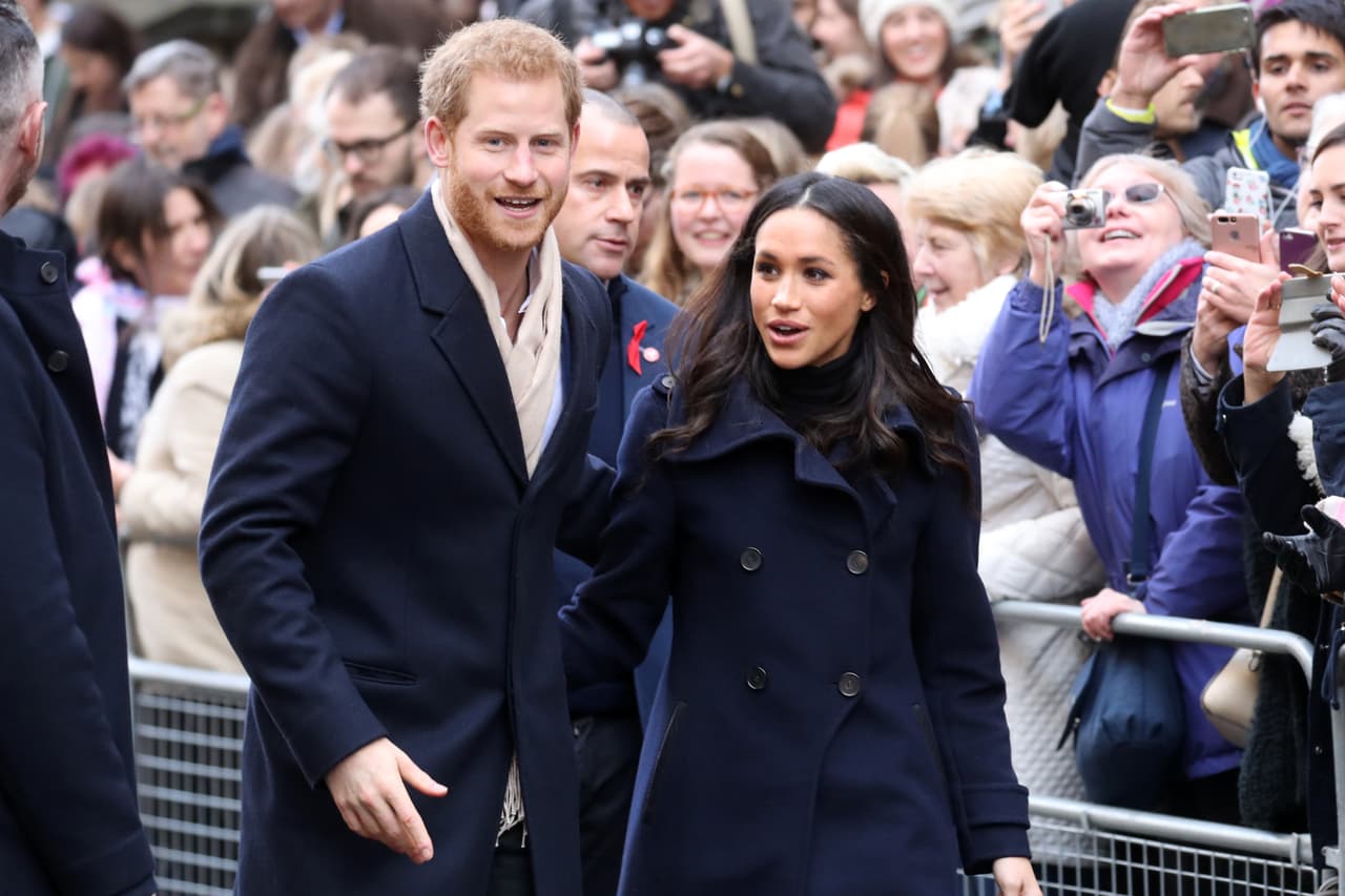 Todo comenzó cuando el pasado lunes 19 de agosto se dio a conocer en medios británicos que Meghan, Harry y su hijo Archie tomaron unos 
<b><a href="https://www.univision.com/famosos/en-fotos-el-lujoso-complejo-de-ibiza-que-habria-recibido-a-meghan-harry-y-archie-fotos">días de asueto en Ibiza</a></b>, España, y Niza, Francia.
<br>