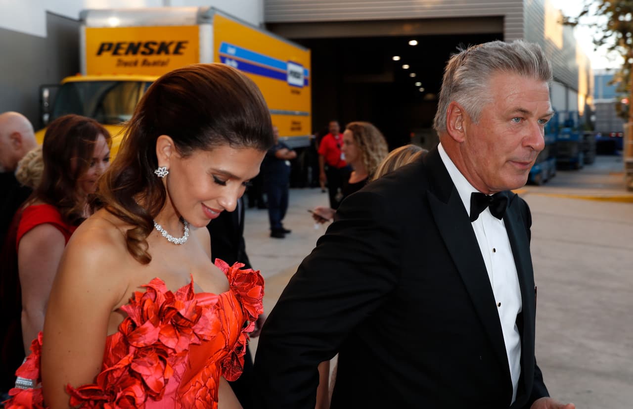 Y mientras ellos disfrutaban su romance, el actor
<a href="https://www.univision.com/entretenimiento/paparazzi/salma-hayek-y-alec-baldwin-se-besan-fotos"><b> </b></a>
<b>Alec Baldwin, tío de la modelo<a href="https://www.univision.com/entretenimiento/paparazzi/salma-hayek-y-alec-baldwin-se-besan-fotos">, </a></b>acudió con su esposa Hilaria a la entrega 70 de los premios Emmy. En plena alfombra roja aseguró que
<a href="https://www.accessonline.com/videos/alec-baldwin-says-justin-bieber-hailey-baldwin-did-get-married-i-dont-know-what-the-deal-is/"><b>su sobrina ya se casó con Justin Bieber. "No sé cuál es el problema"</b></a>, enfatizó.