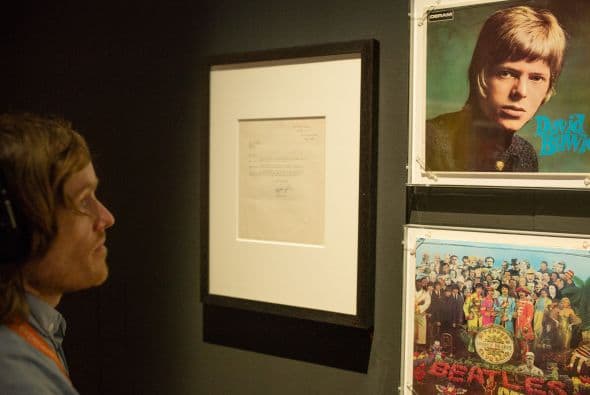 La exhibición se presenta en el Museo de Arte Contemporáneo de Chicago desde el 23 de septiembre y documenta la extensa carrera musical de uno de los iconos del glam rock británico.