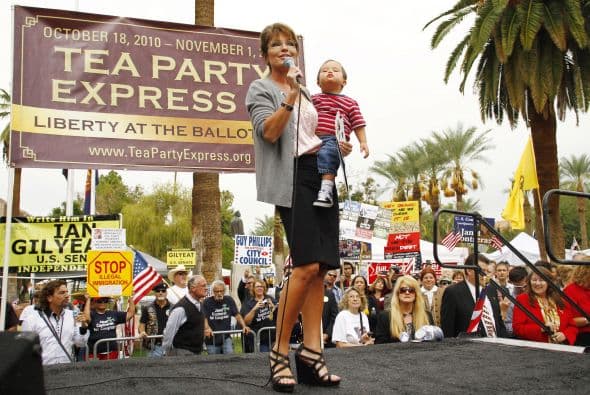 Muchos caciques republicanos no ocultan su desaprobación; algunos sostienen que el apoyo de Palin a los candidatos del Tea Party con puntos de vista extremistas los perjudica.