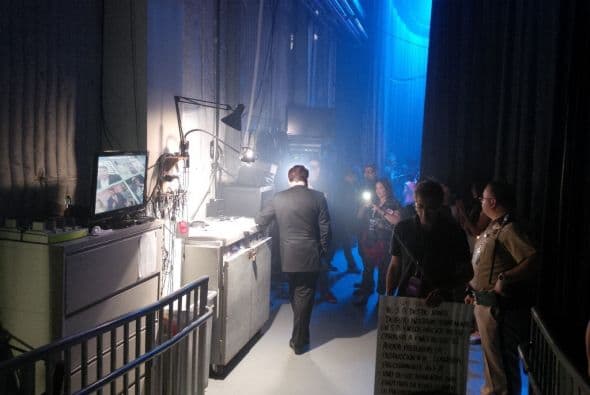 Mario Luis Kreutzberger, mejor conocido como Don Francisco, se encuentra de espaldas, segundos antes de salir al aire en su último programa de Sábado Gigante.