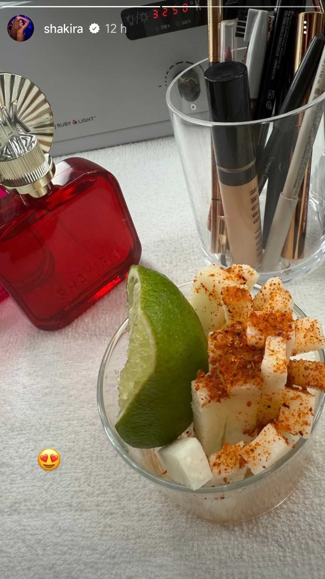 Shakira mostró un vaso lleno de jicama tras su llegada a México.