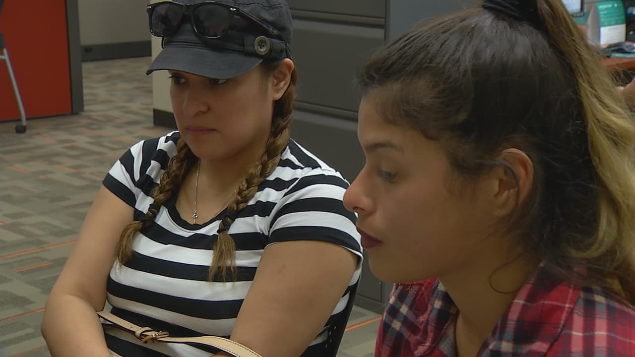 Cassandra y su madre Gloria en la cita con la consejera universitaria.
