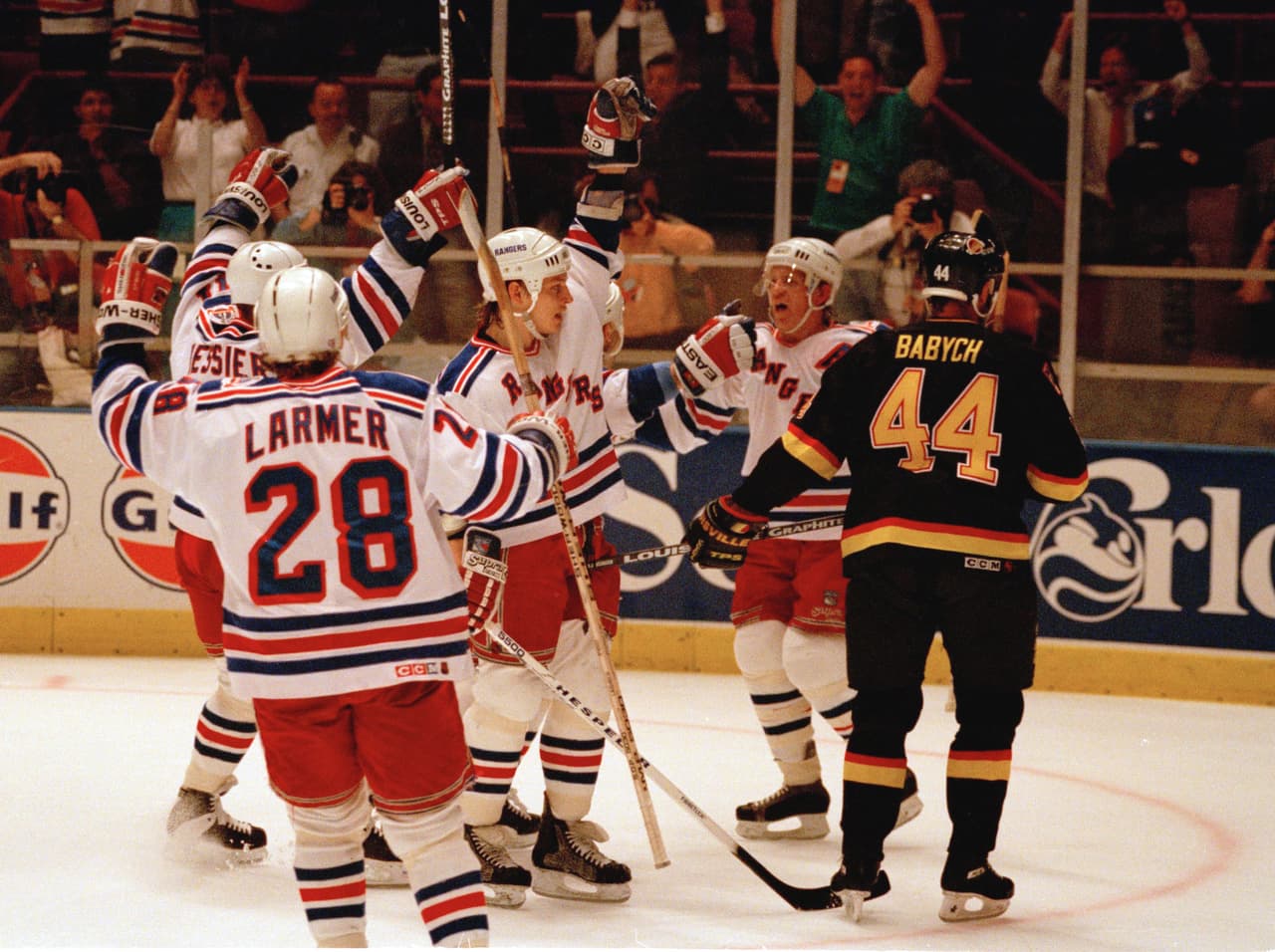 <b>Campeones de la NHL</b>
<br>New York Rangers ganó la Final de Stanley Cup tras imponerse ante Vancouver Canucks. Se disputaron siete juegos de la serie hasta que los Rangers se proclamaron campeones.