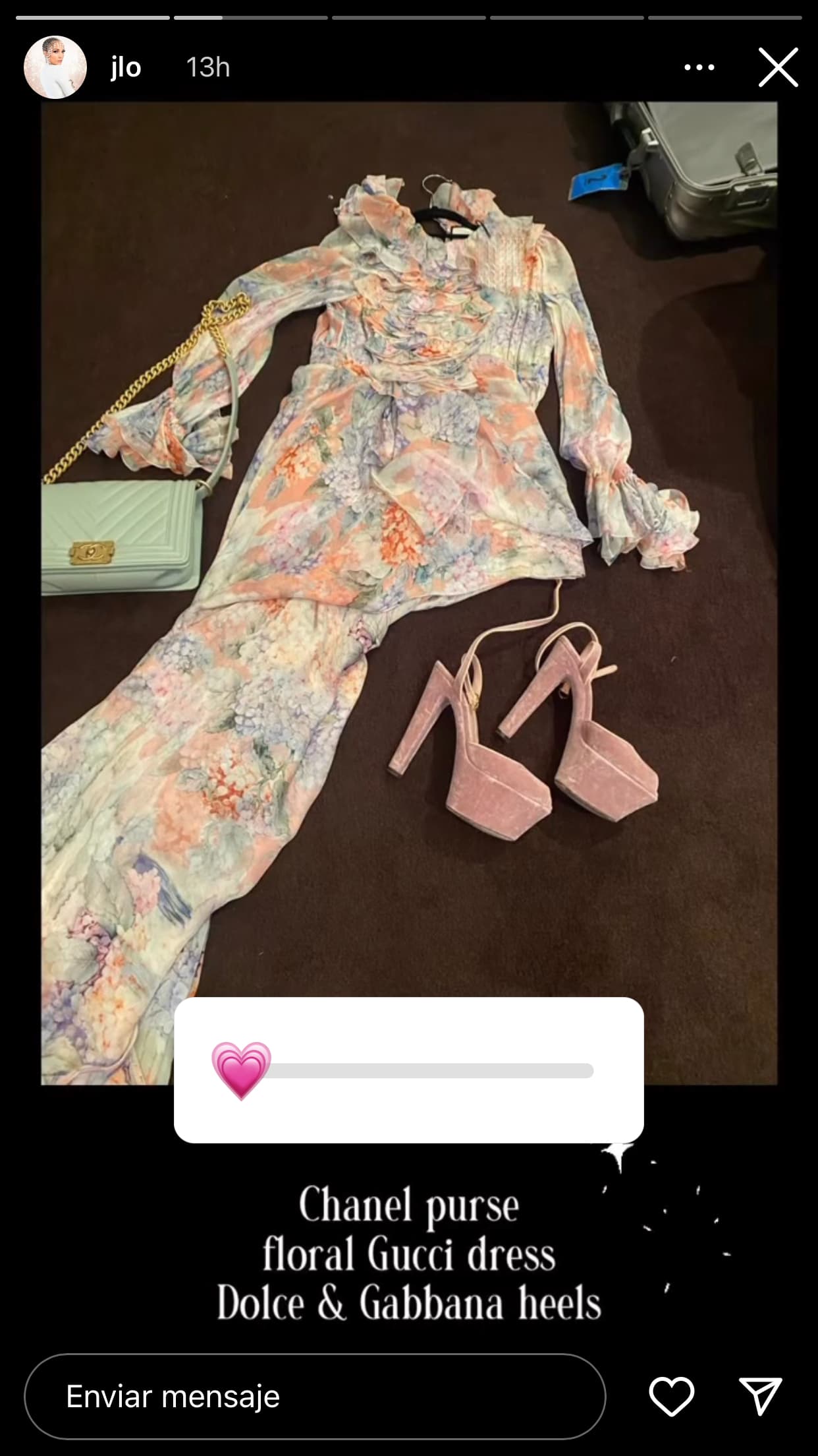 El primero fue este, uno de los que se consideran 'clásicos' en ella: maxi-vestido floreado en tonos pastel de Gucci, con bolso verde claro Chanel y sandalias rosadas con plataforma de Dolce y Gabbana.
<br>