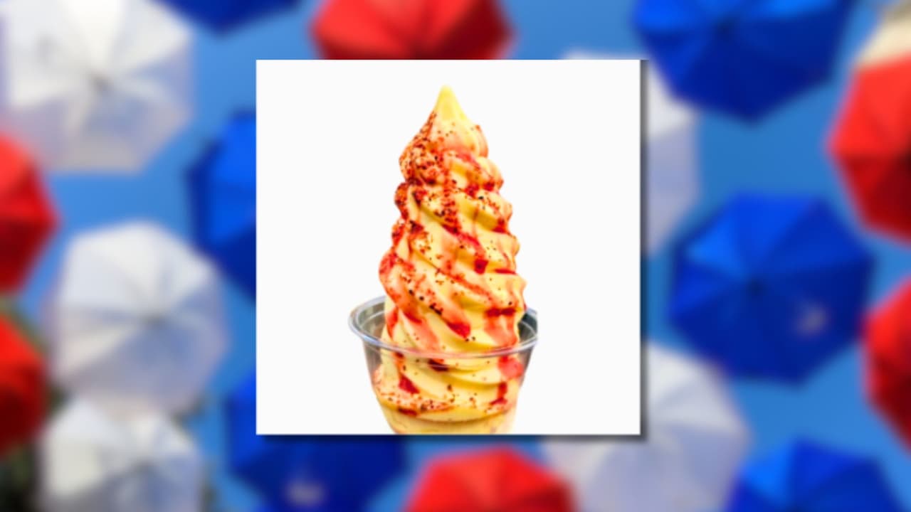 Refresca tu verano texano con el Tajín Twist Sundae, disponible con piña o fresa.
<b>Este delicioso sundae está cubierto con una vibrante mezcla de condimento de chile y lima Tajín y salsa Chamoy</b>, ofreciendo una explosión de sabores dulces y picantes que harán bailar tus papilas gustativas. ¡Una experiencia refrescante y emocionante que no te querrás perder!