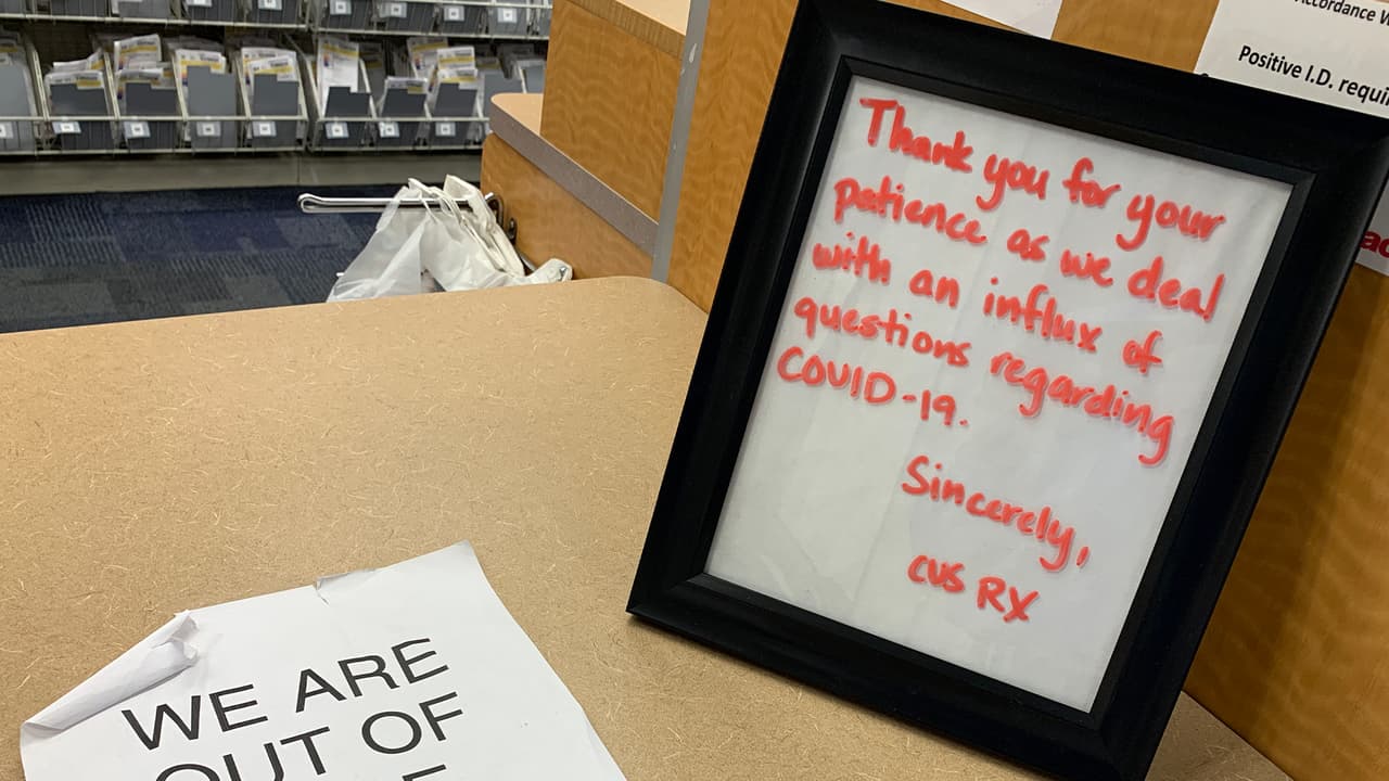 En esta farmacia CVS del área de Houston instalaron un aviso donde agradecen a sus clientes su paciencia mientras atienden la afluencia de preguntas relacionadas con el coronavirus.