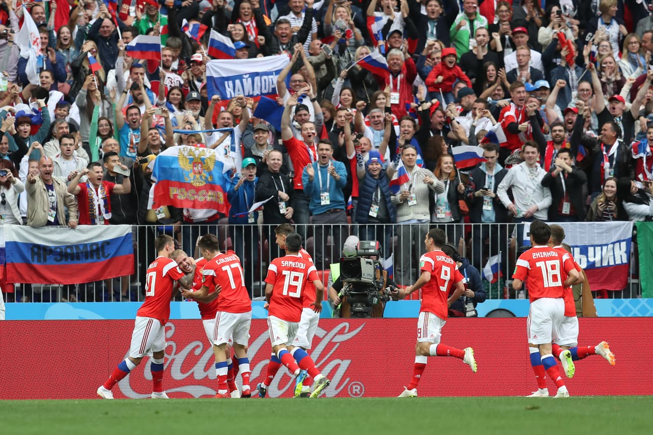 Los fanáticos presentes en el estadio Luzhnikí en Mosc se unieron desde las tribunas a esa fiesta.