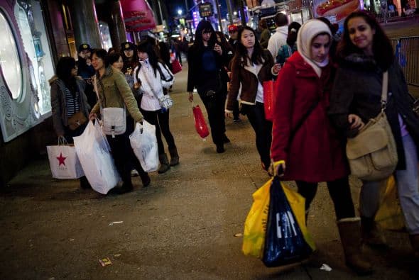 “El año pasado probamos (la apertura temprana) en 12 tiendas y fue un éxito, y lo fue aquí en Nueva York donde 12 mil personas esperaron a que se abrieran las puertas”, dijo Loundgren a la cadena CNN.