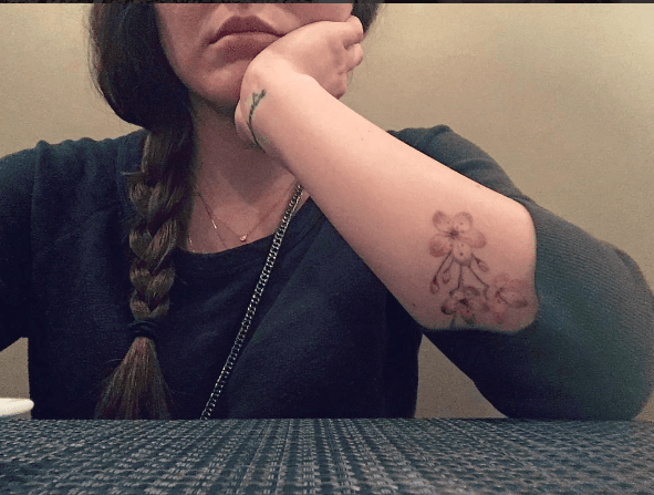 Una sola trenza de lado se le ve muy moderna y es ideal para el tipo de outfit que lleva en esta publicación. Ella con su hermano están nominados en cuatro categorías, Grabación del Año, Álbum del Año, Canción del Año y Mejor Álbum Vocal Pop Contemporáneo.