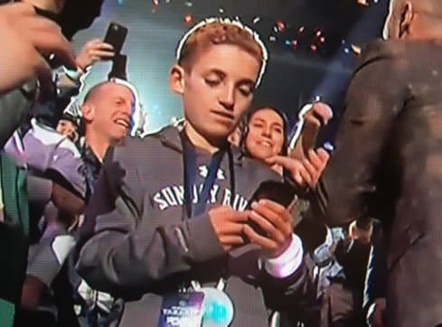 A pesar de los intentos del cantante por animar al pequeño, a quien las redes bautizaron como 'selfie kid', el niño lució nervioso y sin saber qué hacer.