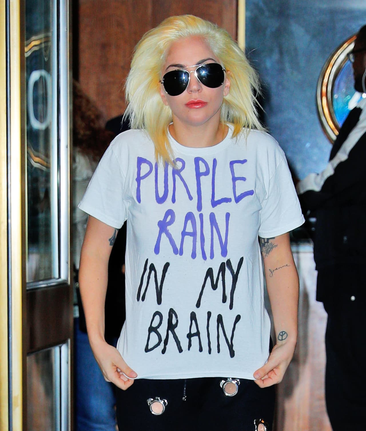 Pero no todo es política y crítica social. Lady Gaga rindió homenaje al fenecido cantante Prince presumiendo una 'tshirt' que menciona el título de su famoso álbum 'Purple Rain', un tesoro musical que forma parte 
<b><a href="http://prince.org/msg/7/381664">registro nacional</a></b> de grabaciones de la 
<b><a href="https://www.loc.gov/">Biblioteca del Congreso</a></b> por su valor cultural e histórico.
