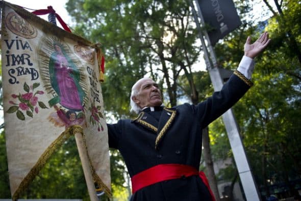 El Grito conmemora la reunión encabezada por el cura Miguel Hidalgo, quien con estandarte de la Virgen de Guadalupe en mano, llamó a la rebelión el 16 de septiembre de 1810.