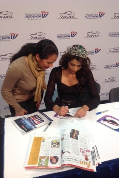 Marisela regresó a casa feliz de haber tenido la oportunidad de asistir al auto show en Washington y sentir el calor de su gente. La reina se divirtió tomándose fotos con sus admiradores y repartiendo autógrafos.