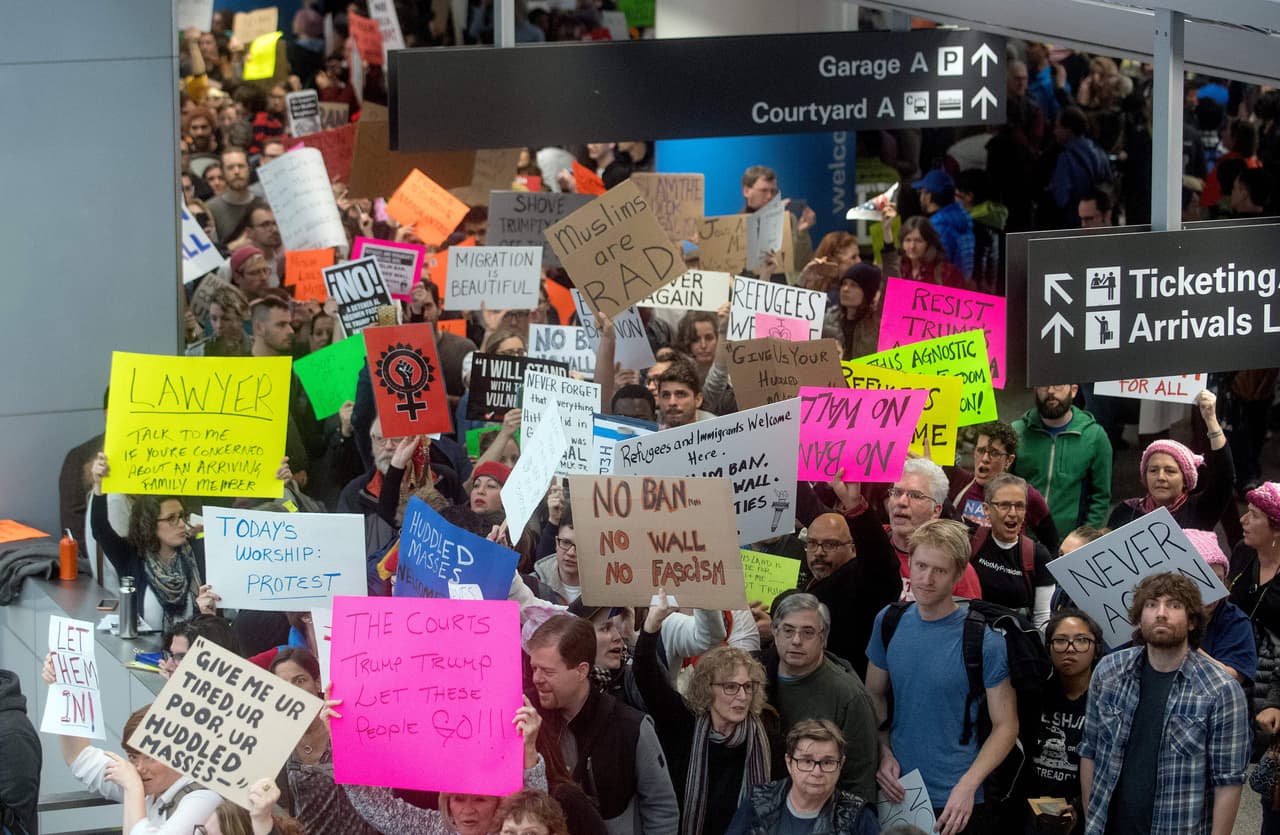 Manifestantes se reunieron en el aeropuerto internacional de San Francisco para protestar contra la orden ejecutiva firmada por el presidente Donald Trump que prohíbe la entrada de inmigrantes de siete países con mayoría musulmana a Estados Unidos durante los siguientes 90 días.