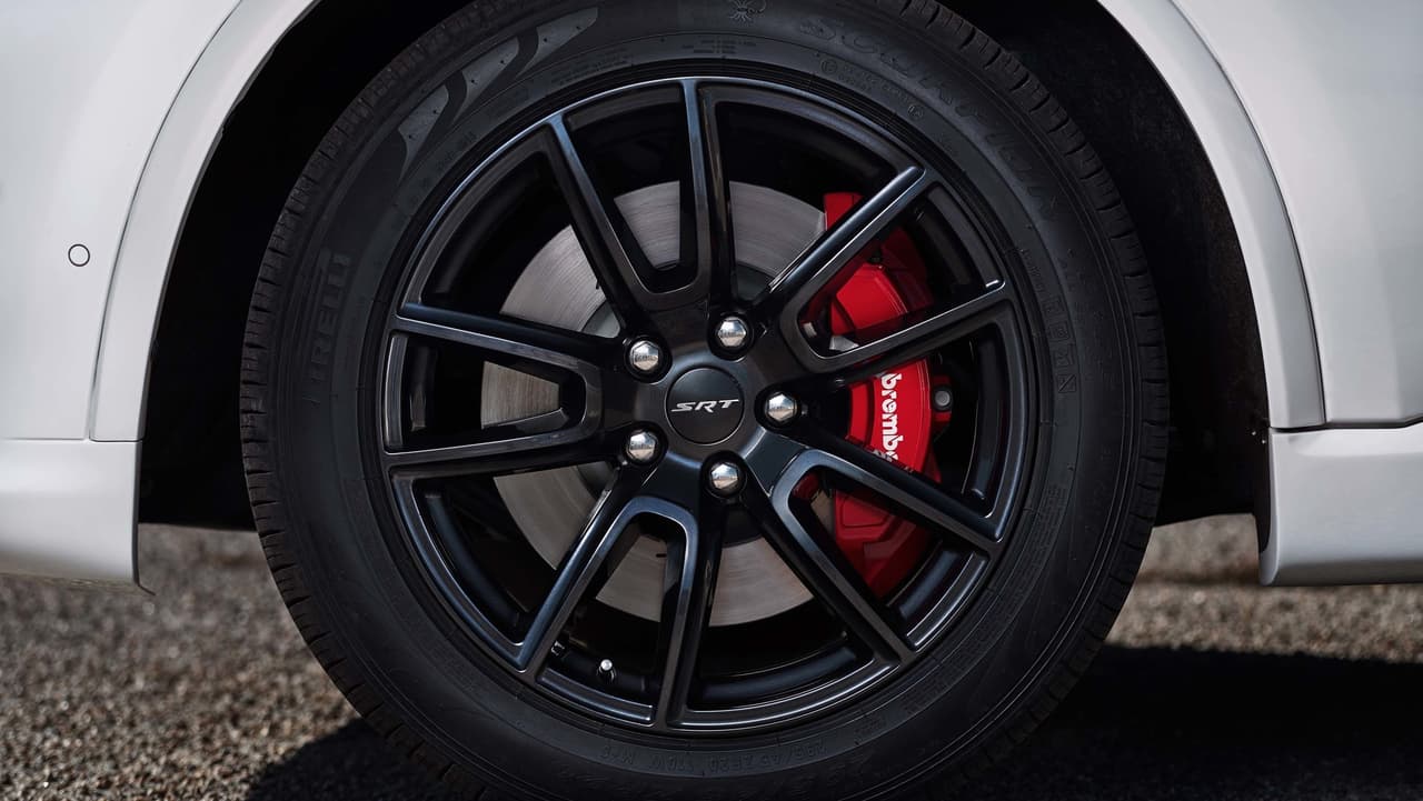 Sus frenos son Brembo de alto rendimiento, de seis pistones al frente (15 pulgadas) y cuatro detrás (13.8 pulgadas). Las pinzas de sus frenos se ven en color rojo desde el exterior